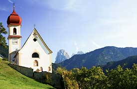 Chiesetta nel paese di montagna