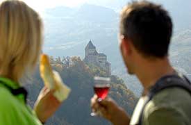 Snack in front of the Trostburg